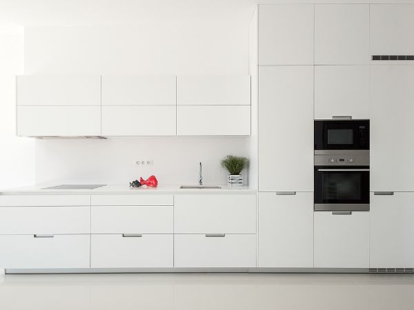 Nowoczesne trendy w projektowaniu frontów kuchennych: minimalistyczne, matowe, czy w połysku?